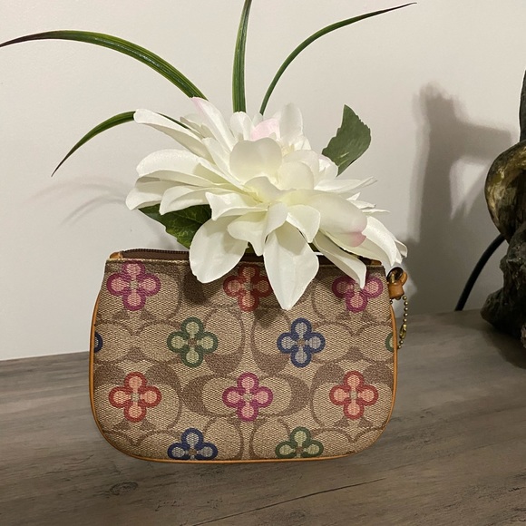Coach Handbags - 🎉HP🎉 COACH Signature Clover Wristlet